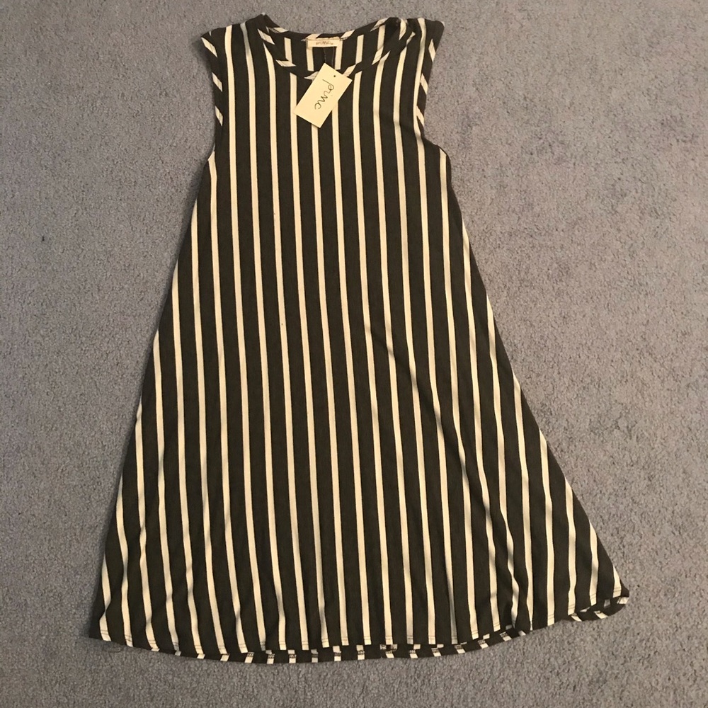 HOST PICK🎉Cute flowy striped dress